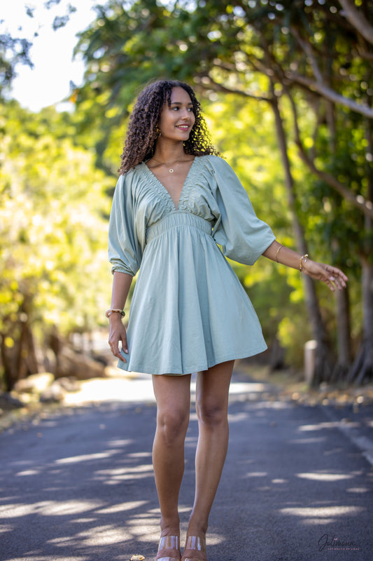 Sabrina - Robe Courte taille Froncée et décolleté plongeant vert clair