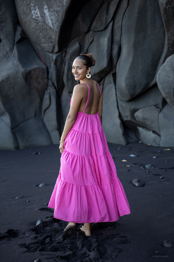 Soléa – 🌞 Robe longue fuchsia en coton à fines bretelles broche soleil