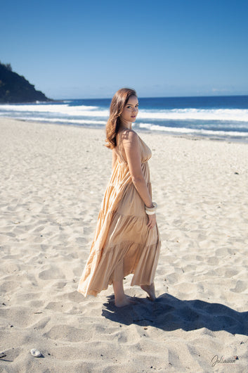 Soléa – 🌞 Robe longue beige en coton à fines bretelles broche soleil