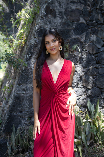 Adrianna – Robe longue bordeaux drapée effet sculptant