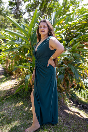 Adrianna – Robe longue drapée effet sculptant vert sapin