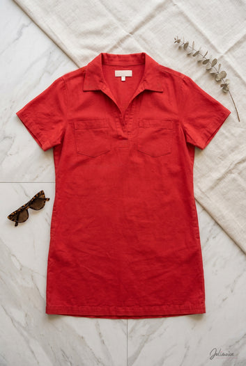 Joane - Robe courte rouge col V poches poitrine 100% coton