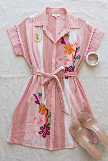 Moana- Robe chemise courte rose rayée broderies florales