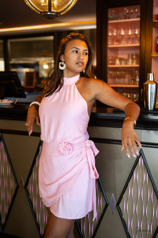 Mya – Robe courte rose col montant dos nu faux portefeuille