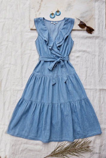 Olivia - Robe demin bleu clair décolleté avec volants cache-cœur