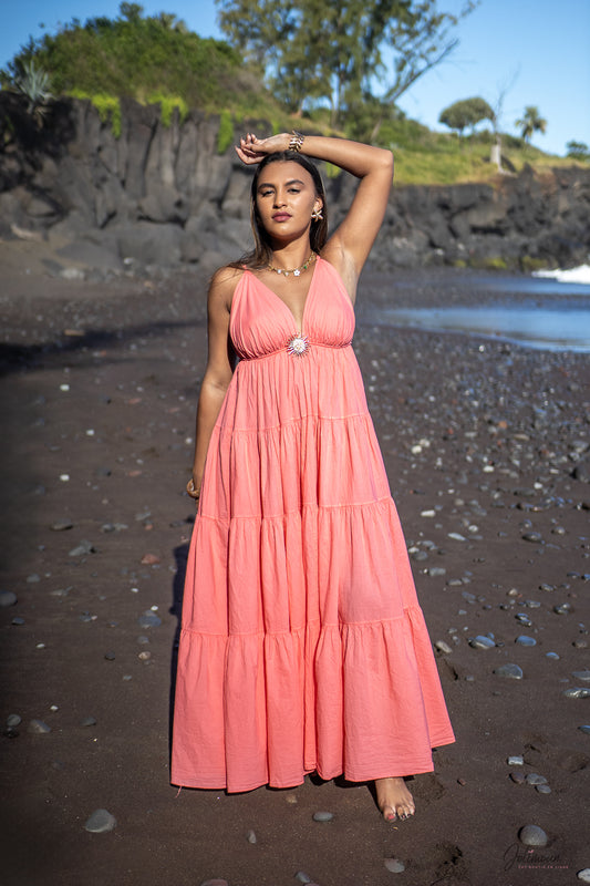 Soléa – 🌞 Robe longue corail en coton à fines bretelles broche soleil