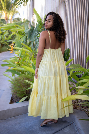 Soléa – 🌞 Robe longue jaune en coton à fines bretelles broche soleil