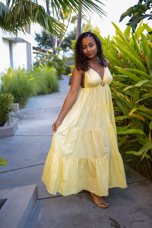 Soléa – 🌞 Robe longue jaune en coton à fines bretelles broche soleil