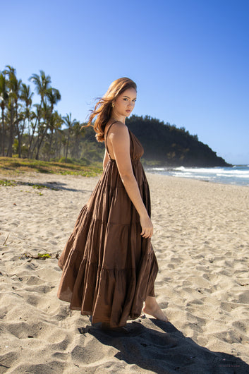 Soléa – 🌞 Robe longue marron en coton à fines bretelles broche soleil