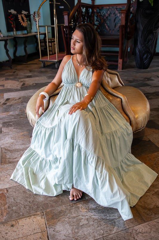 Soléa – 🌞 Robe longue vert amande en coton à fines bretelles broche soleil