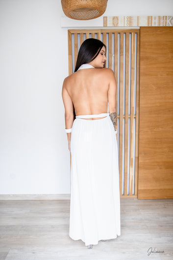 Solène – Robe longue dos nu blanche à broche soleil et fente