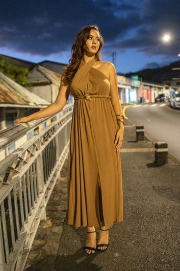 Solène – Robe longue dos nu camel à broche soleil et fente
