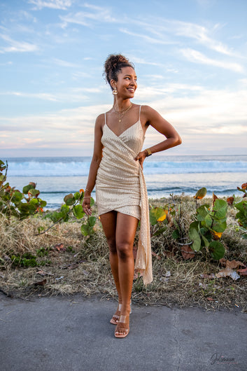 Ambre – Robe courte dorée à sequins drapée à bretelles fines