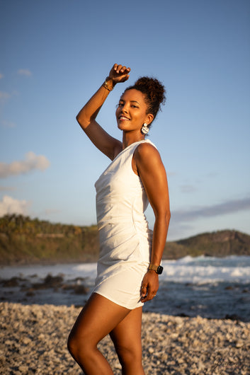 Angeline – Robe courte blanche asymétrique en lin et viscose