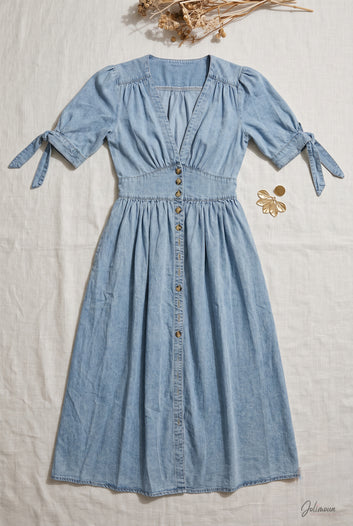 Pauline - Robe midi bleu denim décolleté V boutonnée