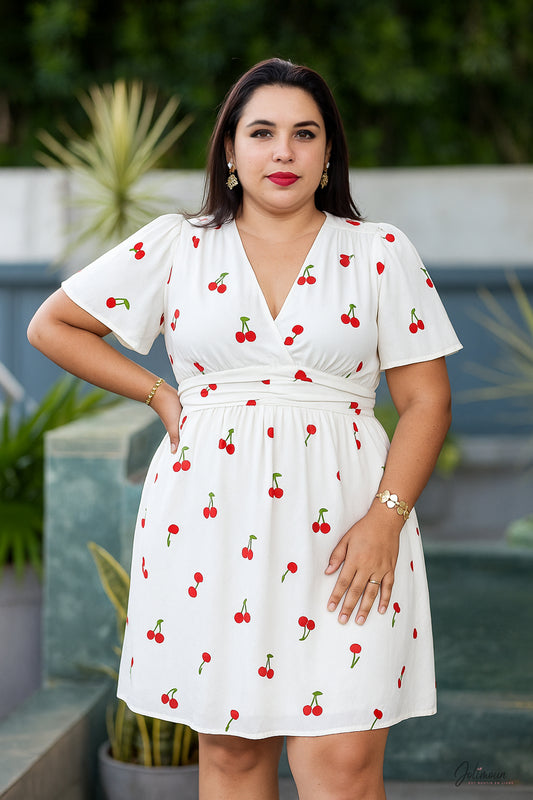 Cerisia – Robe midi blanche imprimé cerises ceinturée