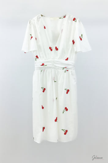 Cerisia – Robe midi blanche imprimé cerises ceinturée