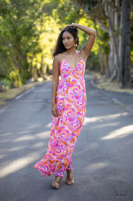 Scarlette - Robe longue décolleté à imprimé rose à volants légèrement scintillante