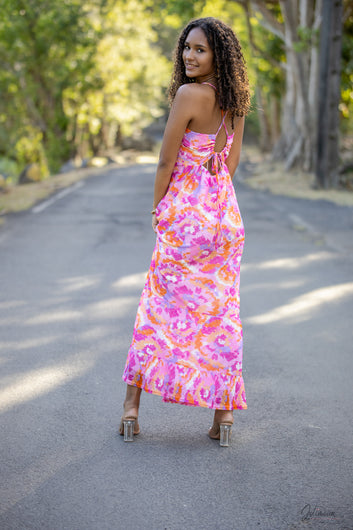 Scarlette - Robe longue décolleté à imprimé rose à volants légèrement scintillante