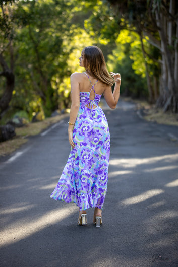 Scarlette - Robe longue décolleté à imprimé violet à volants légèrement scintillante
