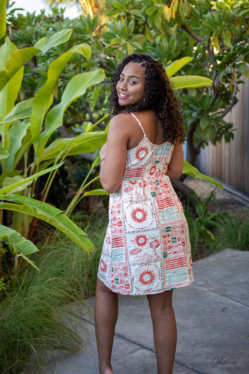 Suzie – Robe courte à fines bretelles imprimé fruits soleil et fleurs