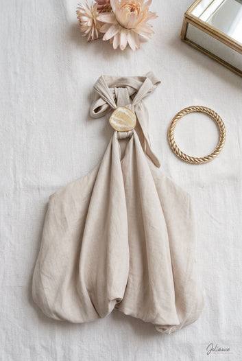 Alméra – Top beige fluide dos nu détail bijou