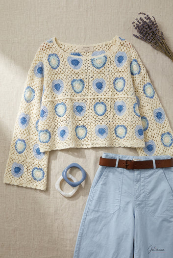 Azélie – Top crochet écru motifs bleus manches longues