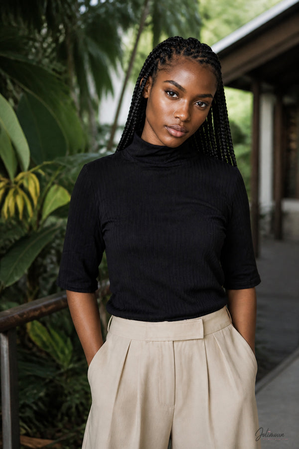 Tara - Top noir simple avec manche courte col roulé