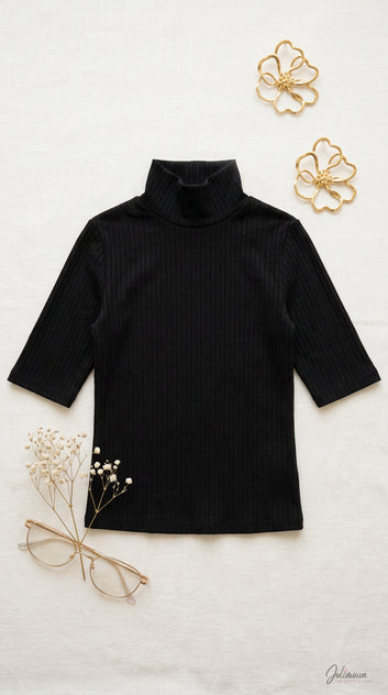 Tara - Top noir simple avec manche courte col roulé
