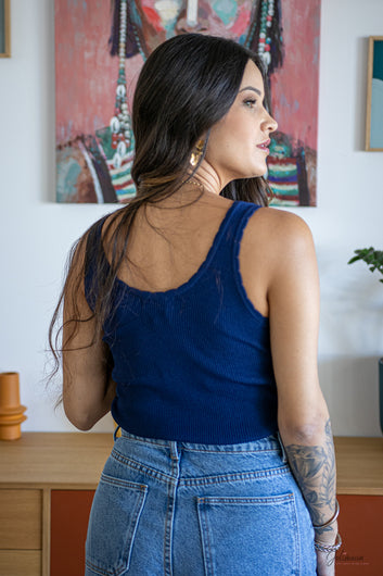 Ylana – Top léger bleu en maille côtelée