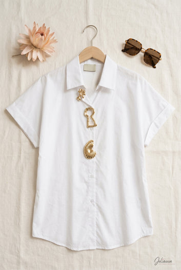 Naélys – Chemise blanche détails bijoux manches courtes