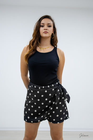 Léna - Jupe-short portefeuille noir à pois blancs
