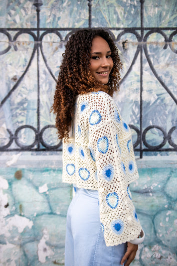 Azélie – Top crochet écru motifs bleus manches longues