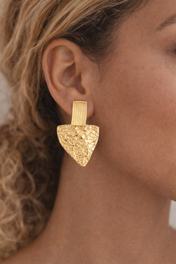 Boucles Triangle Martelé – Boucles d’oreilles dorées graphiques texturées
