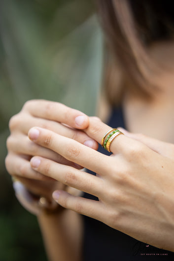 Bague dorée avec pierres vertes