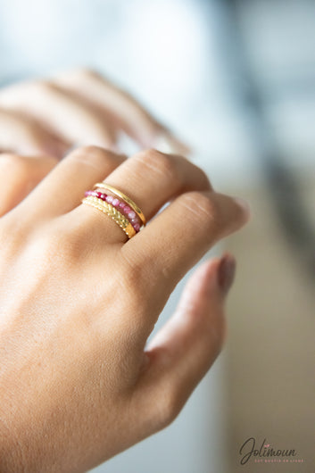 Bague dorée avec pierres roses