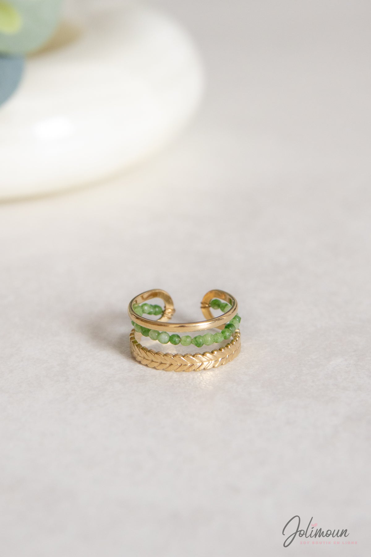 Bague dorée avec pierres vertes