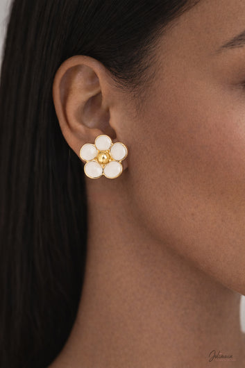 Boucles Fleur Émail Blanc – Boucles d’oreilles puces dorées fleur blanche