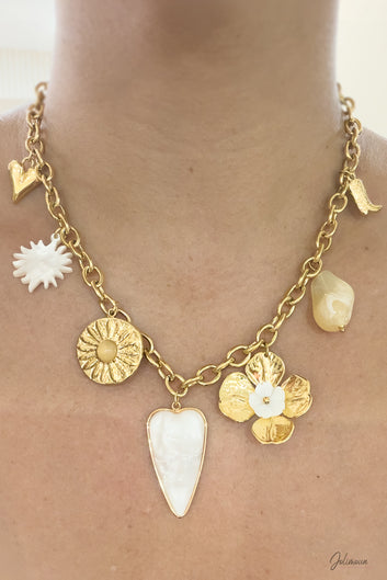Nacéra - Collier doré breloques coeur soleil nacré fleur martelée