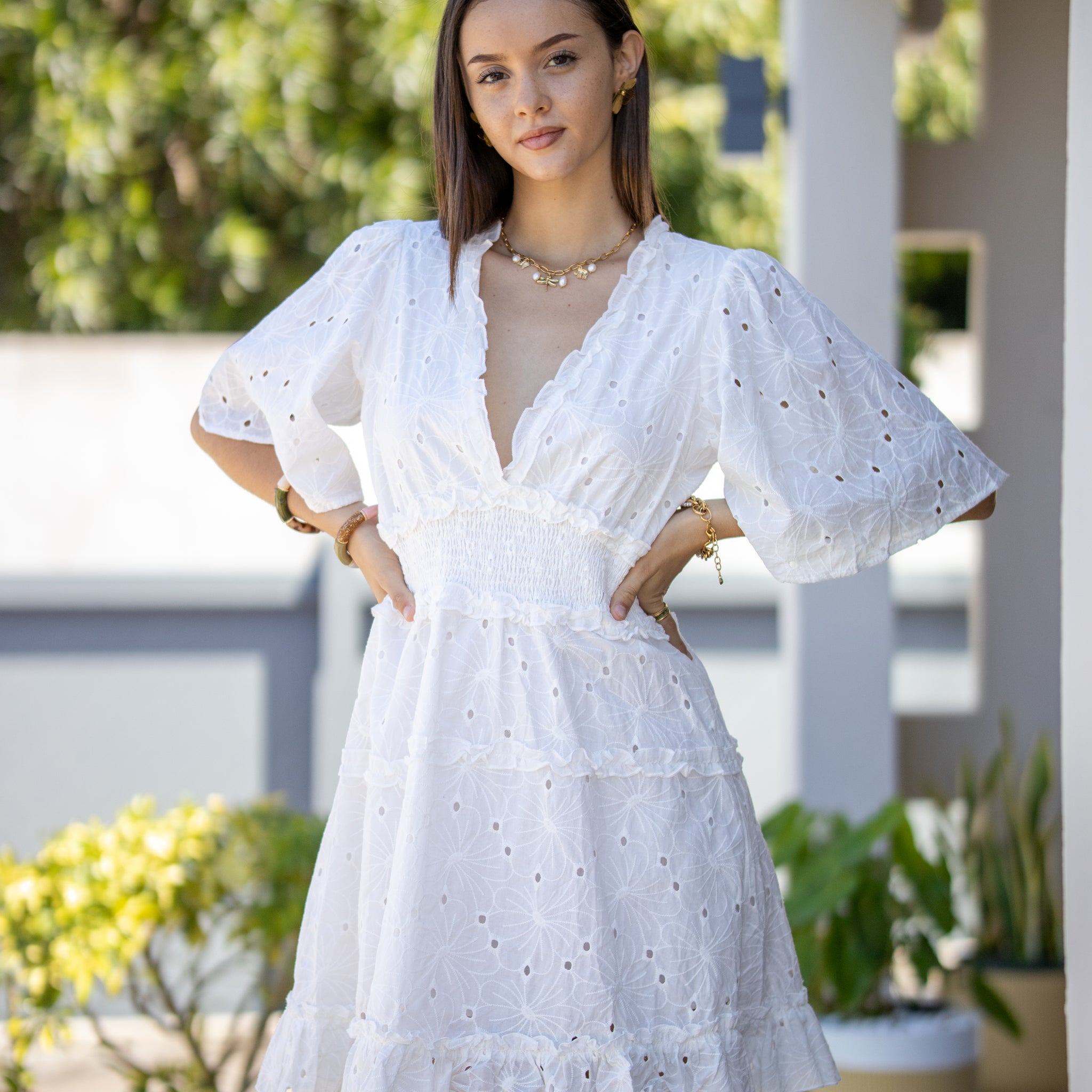 Indra - Robe courte blanche broderie anglaise manche papillon