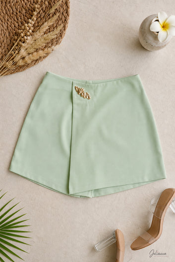 Nélya - Jupe-short vert amande à détail broche doré