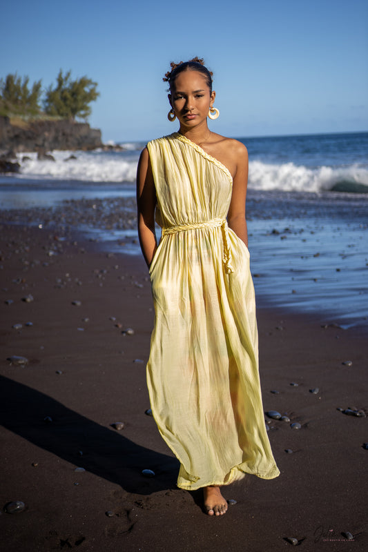 Kalypso - Robe longue jaune asymétrique ceinture tressée