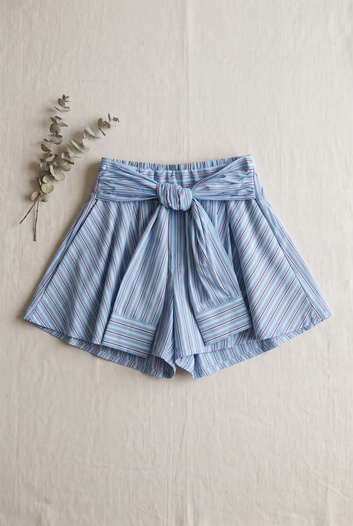 Mélyra – Jupe-short rayée bleu clair ceinture nouée taille haute