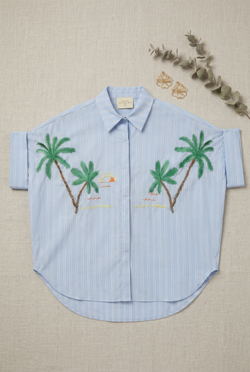 Naéva – Chemise bleu ciel rayée broderies palmiers coupe oversize
