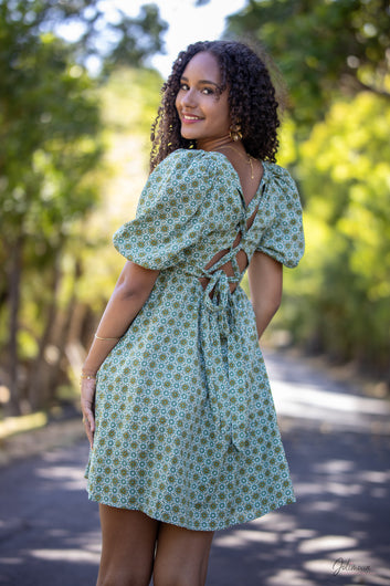 Camille - Robe courte manches bouffantes verte dos lacet