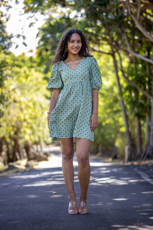 Camille - Robe courte manches bouffantes verte dos lacet